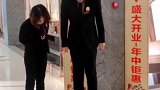 一个老大爷们，非要穿下高跟鞋，走两步看一看？