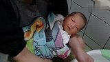 专业月嫂示范如何给新生儿宝宝洗澡,宝宝只顾享受一声不吭！