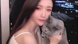 居家小姐姐抱着猫咪的样子真可爱，我感觉心动了