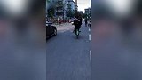 爆新鲜-20170616-危险!上海男子骑共享电单车 美女搂脖怀中坐