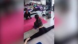 健身教练程度果然不一样!后面那几个姑娘你们是开玩笑吗?