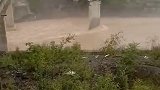 重庆彭水一桥梁被洪水冲垮，1人骑摩托车途经时落水失踪