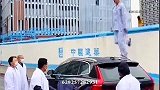 病人上汽车怎么下来呢！
