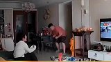 男子学习泰森钟式躲闪，向妻子炫耀