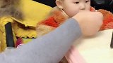 爸爸喂小情人吃饭，看宝宝吃的太津津有味了