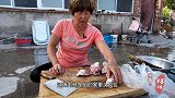 村里的粮食猪，腌制烤肉，吃起来味道又香又嫩