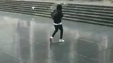 这位美国小伙雨中上演Michael Jackson的舞步