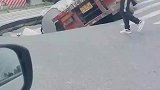 半挂车太重，把路面压出一个大坑