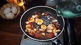 蘑菇怎么炒好吃，简单又好吃的香辣鸡肉炒杏鲍菇，超级开胃