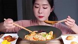 品尝美食：吃美味海鲜拉面