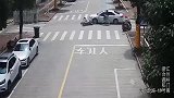 女司机撞人后忘换挡就下车，情急之下上演极限操作