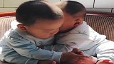 自从双胞胎断了奶，哥哥就变得“饥不择食”，这一幕让人哭笑不得