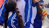 我们一家人出去拍写真。今天穿的都是校服，特别减龄