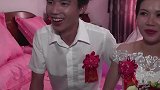 广西一小伙结婚，新娘很漂亮，到家了都舍不得放手，亲了又亲