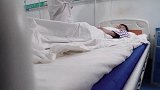 实习女护士给小伙打针，竟把昏迷二十多年的人弄醒了