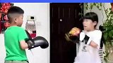 姐弟俩练习拳击，技术娴熟动作流畅