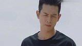 李现站姿乖巧任粉丝拍照,粉丝接机送花,一双凉拖鞋很是接地气