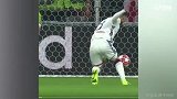 小狮子上赛季欧冠两记超神扑救 前场有梅西后场有特爹