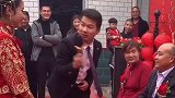 新娘改口喊“爸爸”，没想到喜公公却说太贵了，喊了两声就不敢再