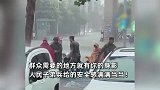 山东济南暴雨！兵哥哥狂奔拉住失控电动车，消防救7人挽损30余万元