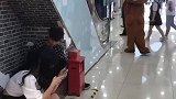 英雄救美被女朋友发现了