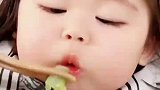 萌娃吃青菜的样子像极了小兔子