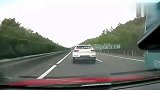 典型的路怒症，恶意别车！不顾后边大巴车紧随其后，多危险啊