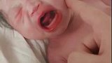 新生宝宝大哭不止，听到找爸爸瞬间安静下来，一激动眼睛都睁开了