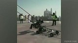 拿命玩？老外高楼坐巨型弹弓弹射飞出