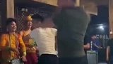 网友吃傣味偶遇男孔雀斗舞，这是捅了孔雀窝了