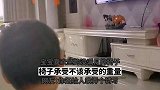 宝宝喜欢坐的没满月的椅子，椅子承受不该承受的重量
