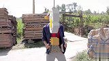 小伙搭顺风车，却让小伙坐在后备箱？