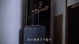 晚上穿红衣服的女孩来敲门，告诉房东后，他就被吓晕了！