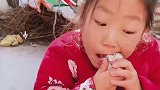 小女孩啃大骨头的方式，狗看了都得离家出走