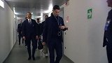 尤文将帅抵达球场！C罗西装革履帅气现身 引球迷尖叫