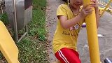 这么多健身器材，姐姐终于愿意让我玩其中一个了