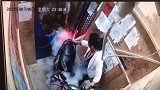 监拍！女子骑电动车乘小区电梯 电瓶突然起火5秒后浓烟淹没电梯
