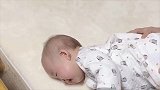 小宝宝被妈妈挠痒痒，下一秒咔咔大笑的声音把心都萌化了！