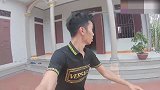 小伙假装把电视机弄坏恶搞老妈，结果登时被老妈拿着扫帚追着打