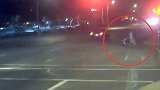 小车加速撞开闯红灯车辆救下一家人 警方：司机是英雄