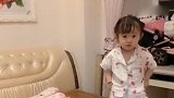 小萝莉精力真好，蹦蹦跳跳的