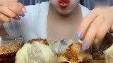 大姐在家大口的吃红烧肉烧麦，看得我都咽口水了