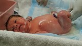 新生儿洗澡，水一浇上来，宝宝不自觉地抖啊抖，这反应太逗了