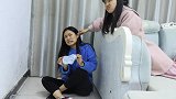 趁妹妹睡觉，小新偷拿妹妹的无硼砂泥玩，不料妹妹早就发现了