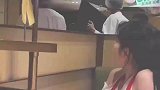 海底捞员工唱生日歌，隔壁桌女子也跟着唱