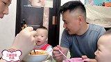父母忽悠双胞胎吃饭，与娃斗智斗勇，这招特别好使，娃乖乖吃饭了