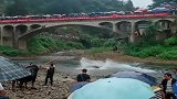 农民当牛当玩物，引来上千人围观，请问你这样做良心不痛吗？