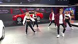 这舞蹈比外国的差点儿，但是也够劲爆了
