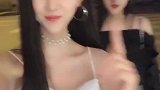 嘿黑色衣服的小姐姐在干嘛呢