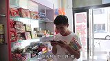 小伙买东西只顾玩游戏忘记付钱，真是满满的套路